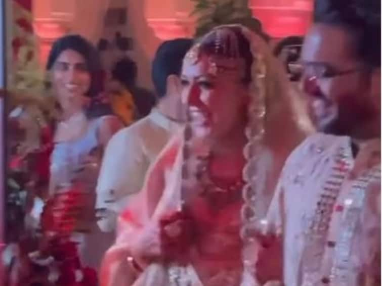 Hansika Motwani Entry For Sufi Sangeet Night With Sohael Khaturiya Watch Video Hansika Motwani and Sohael Khaturiya Wedding: Watch The Couple's Adorable Entry For Sufi Night