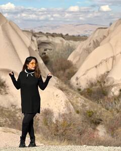 Hina Khan Pics: तुर्की के पहाड़ों में खोया हिना खान का दिल, ऑल ब्लैक लुक में शेयर की वेकेशन की खूबसूरत तस्वीरें