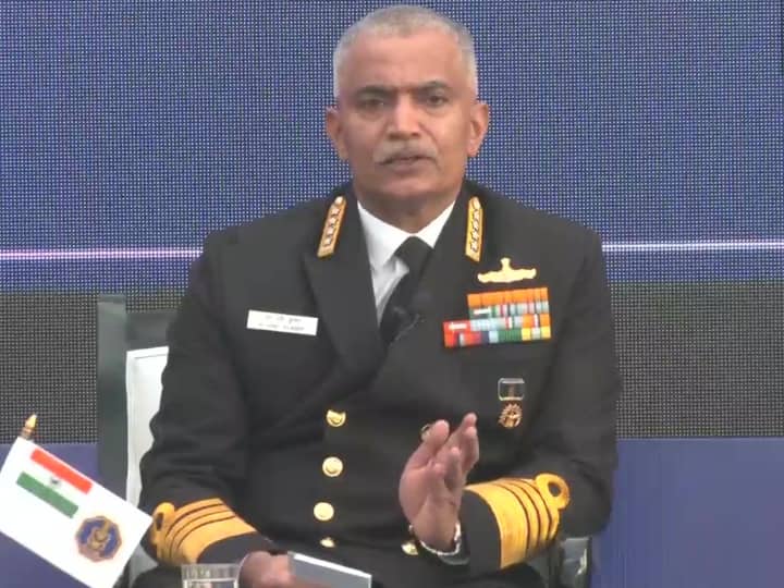 Navy Chief On Qatar: कतर में आठ पूर्व सैनिकों को हिरासत में लिए जाने पर बोले नेवी चीफ- 'जल्द ही निकलेगा हल'