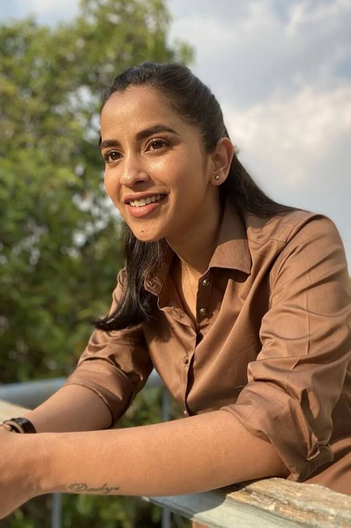 కోమలి బాలు అడుసుమిల్లి దర్శకత్వంలో వచ్చిన 'అనుకున్నది ఒకటి అయింది ఒకటి' చిత్రంలో నటించింది. Image Credit: Komalee prasad/Instagram