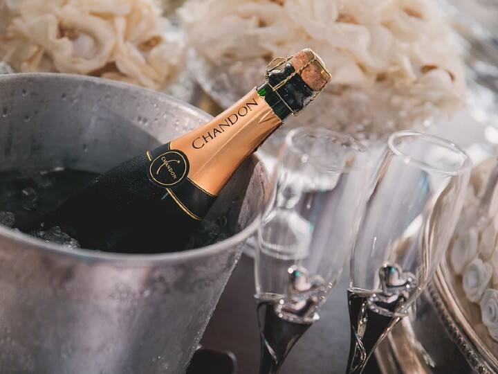 शैंपियन खोलने में हर साल मरते हैं कई लोग, इसके प्रेशर का ये फैक्ट जानने के बाद आप भी ध्यान रखेंगे Champagne Bottle Pressure Know Death data related to cork because of pressure read here all details शैंपियन खोलने में हर साल मरते हैं कई लोग, इसके प्रेशर का ये फैक्ट जानने के बाद आप भी ध्यान रखेंगे