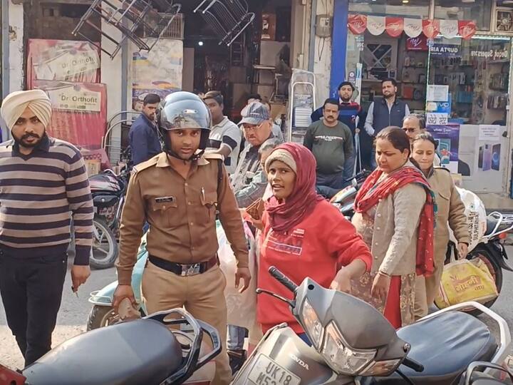 Kashipur Uttarakhand Woman created ruckus outside bank broke glass of ATM took police station ANN Kashipur News: बैंक के बाहर महिला का हाईवोल्टेज ड्रामा, ATM का शीशा तोड़ा, थाने ले गई पुलिस