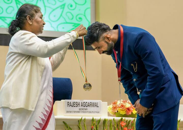 राष्ट्रपती द्रौपदी मुर्मू यांच्या हस्ते आज (3 डिसेंबर 2022) दिव्यांगजन आंतरराष्ट्रीय दिवसाचे औचित्य साधून दिव्यांगजनांच्या सक्षमीकरणातील योगदानासाठी दिल्या जाणाऱ्या वर्ष 2021 व 2022 च्या राष्ट्रीय पुरस्कारांचे वितरण झाले.