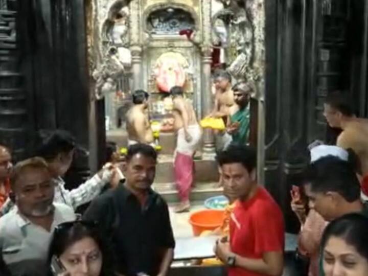 सह्याद्री वनराई संस्था, देवस्थान समितीतर्फे अंबाबाई मंदिरात अभिषेक करण्यासाठी येणाऱ्या भाविकांना वृक्ष प्रसाद वाटप योजनेच्या आरंभप्रसंगी ते बोलत होते.