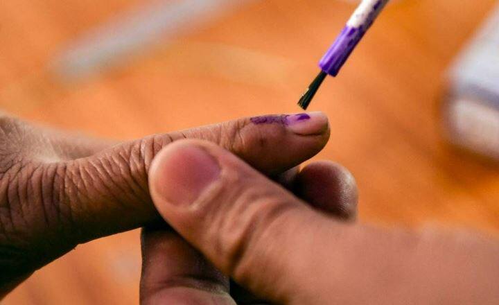 Gujrat Election assembly election 2022 second phase 14 district 93 seats total 833 candidate latest marathi news update Gujrat Election: गुजरात विधानसभा निवडणुकीच्या दुसऱ्या टप्प्याचं आज मतदान; 93 जागांवर आठशेच्यावर उमेदवार रिंगणात