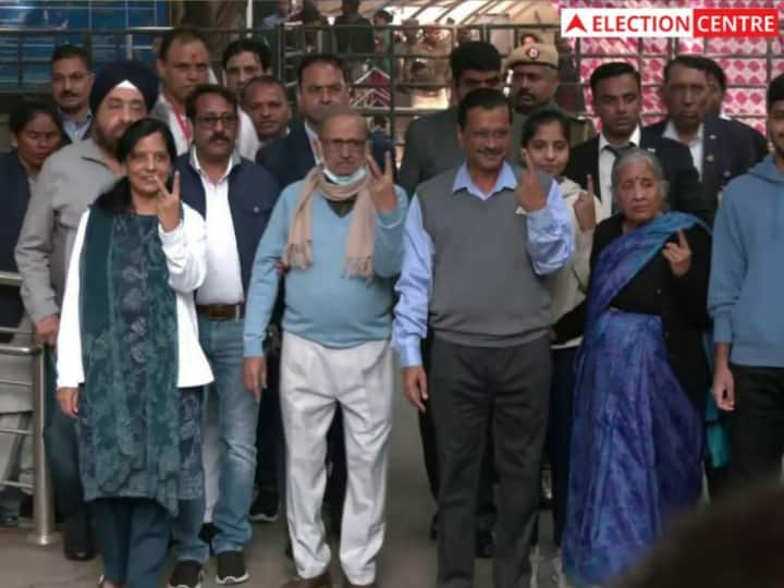 Delhi MCD Election 2022 Aam Aadmi Party Leader and Delhi CM Arvind Kejriwal cast vote with family MCD Election 2022: ‘आपके पास मौका, कट्टर ईमानदार पार्टी को करें वोट’, परिवार के साथ मतदान के बाद बोले केजरीवाल- हम दिल्ली से करते हैं प्यार