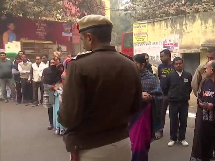 Delhi mcd elections 2022 Voters kept roaming for two hours not found polling booth in West Patel Nagar गजब हालात! दो घंटे तक घूमते रह गए मतदाता, पोलिंग बूथ नहीं मिलने पर बिना वोट दिए लौटना पड़ा घर