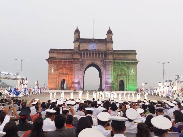 नौदल सप्ताह निमित्त थरारक आणि प्रेक्षणीय असा बिटिंग दी रिट्रीट हा कार्यक्रम मुंबईतील गेट वे ऑफ इंडियाच्या समोर पार पडला.