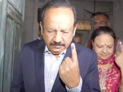 MCD Election: अजय माकन ने मां के साथ बूथ पर पहुंचकर किया वोट तो विजेन्द्र गुप्ता ने पत्नी के साथ किया मतदान, देखें तस्वीरें