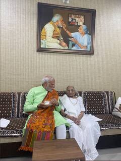 PM Modi PHOTO: PM મોદીએ માતાના આશિર્વાદ લઈ સાથે ચા પીધી, જુઓ તસવીરો