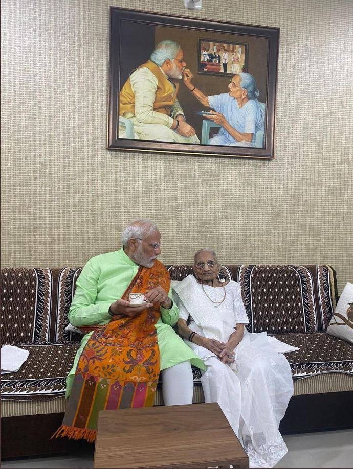 તમને જણાવી દઈએ કે ગઈકાલે, બીજા તબક્કાનું મતદાન છે. જેમાં મતદાન કરવા માટે પીએમ મોદી ગુજરાત આવ્યા છે.