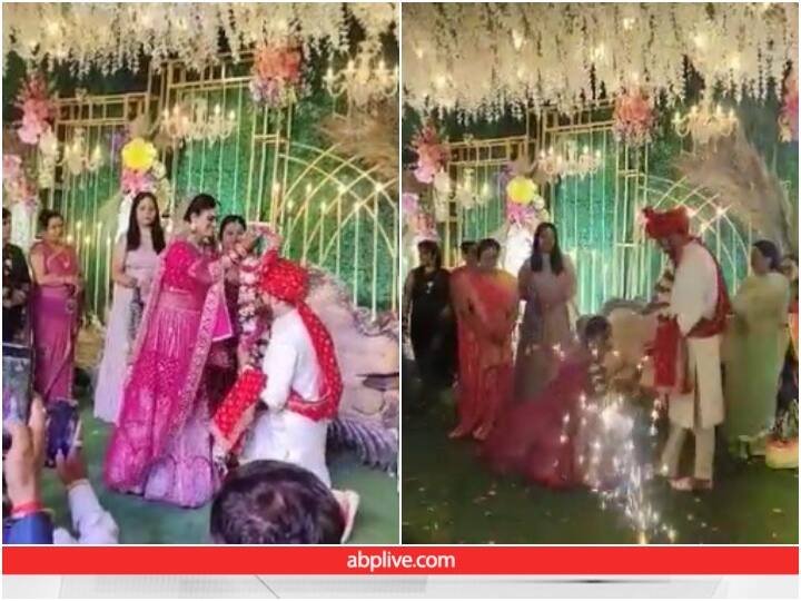 Video: शादी के स्टेज से आया एक और वीडियो, इस वजह से वायरल हो गए दूल्हा और दुल्हन Bride and groom are seen kneeling in front of each other during Jaimala Video: शादी के स्टेज से आया एक और वीडियो, इस वजह से वायरल हो गए दूल्हा और दुल्हन