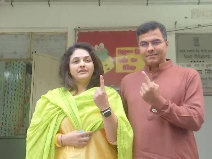 बीजेपी सांसद परवेश वर्मा अपनी पत्नी के साथ वोट डालने पहुंचे. मटियाला गांव के एक मतदान केंद्र पर दोनों ने वोट डाला. उन्होंने कहा, ''आम आदमी पार्टी गोवा, उत्तराखंड और यूपी में सरकार बनाने का दावा कर रही थी लेकिन लोग जानते हैं कि उन्हें झूठ बोलने की आदत है.'' उनका दावा है कि बीजेपी को एमसीडी चुनाव में 250 में से करीब 210 सीटें मिल रही हैं.