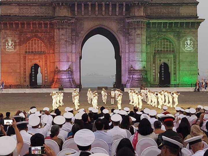 लाईटिंग केल्यामुळे गेट वे ऑफ इंडियाच्या इमारतीचे दृष्य खूपच विलोभनीय दिसत होते.