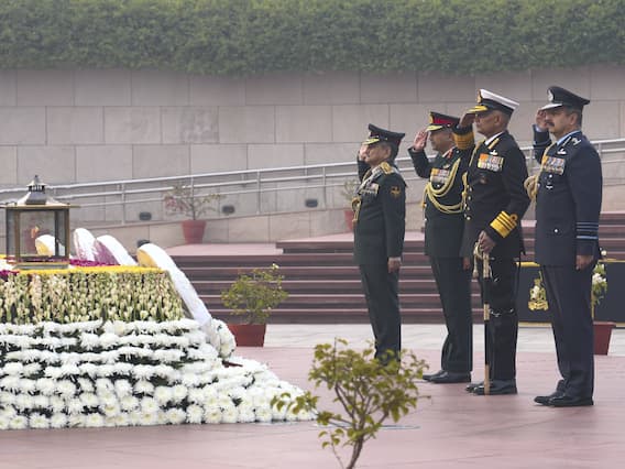  CDS Gen Anil Chauhan, Navy & IAF Chiefs Pay Tributes At National War Memorial — SEE PICS