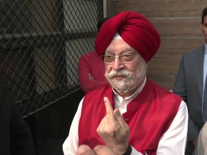 केंद्रीय मंत्री एचएस पुरी ने भी अपना वोट डाला. उन्होंने मतदान के बाद कहा कि ये चुनाव दिल्ली के लिए खतरे की घंटी हैं. हमें 2047 तक भारत को एक विकसित देश बनाना है. हाल ही में एक रिपोर्ट में भविष्यवाणी की गई है कि हम नहीं बनेंगे. इसलिए लोगों को यह चुनना होगा कि वे किसे चुन रहे हैं.