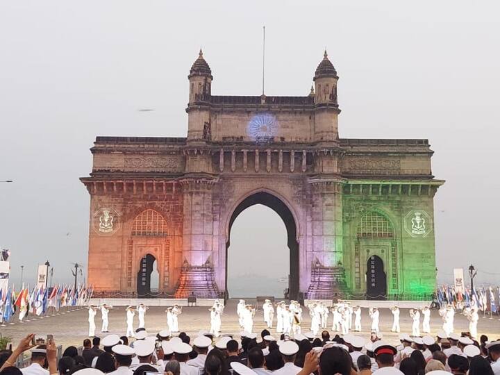 गेट वे ऑफ इंडियावर सोम्य पद्धतीचे लाईटिंग करण्यात आले होते.