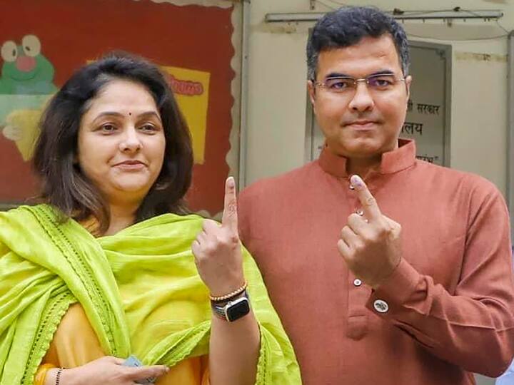 BJP MP Parvesh Sahib Singh Verma and his wife show their fingers marked with indelible ink after casting their votes for the Municipal Corporation of Delhi (MCD) elections. (Source: PTI)