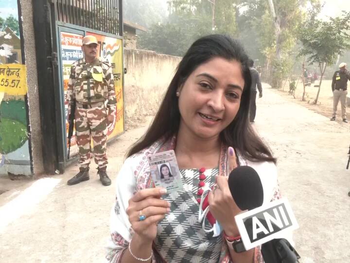 Congress leader Alka Lamba casts her vote for the Municipal Corporation of Delhi (MCD) elections at a polling booth in Raghubir Nagar. (Source: ANI)