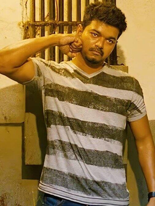விஜயின் சிக்னேச்சர் அசைவு...