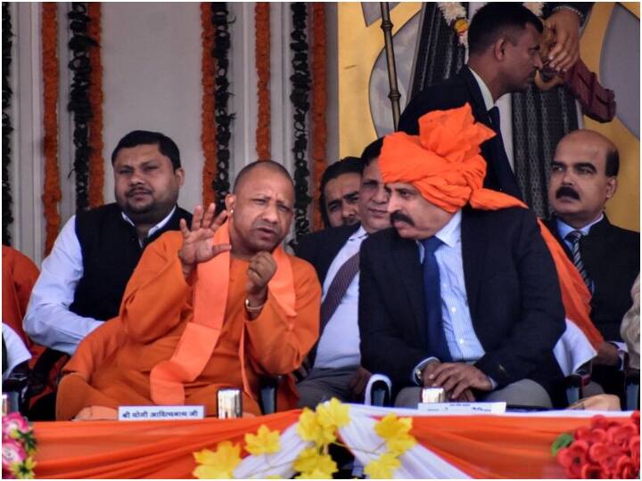 Gorakhpur cm yogi adityanath and ex iaf chief r k s bhadauria attended a program dedicated to education ann Gorakhpur: मंच पर सीएम योगी के साथ दिखे पूर्व IAF चीफ आरके एस भदौरिया, स्टूडेंट्स को दिया 'खास मंत्र'