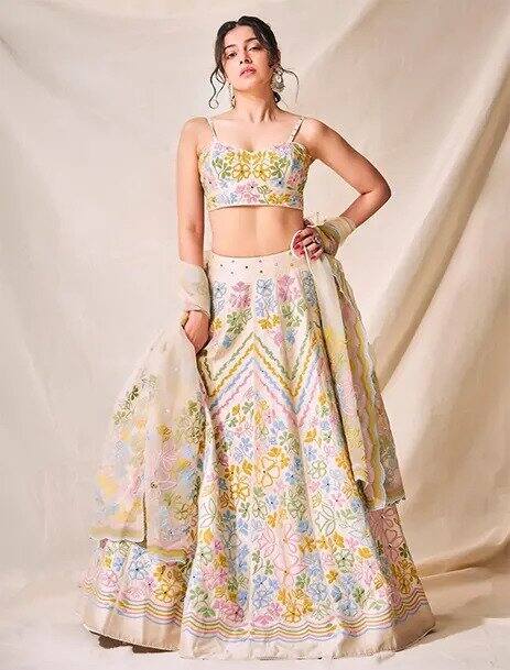 दिव्या खोसला ने इस लुक में पेस्टल कलर का लहंगा पहना हुआ है, जो वाकई बहुत ही खूबसूरत है. आप चाहें तो इस तरह के लहंगे से भी इंस्पिरेशन ले सकती हैं. इसके साथ आप ज्वेलरी कैरी कर सकती हैं बालों को स्ट्रेट या फिर ऐसी बना सकती हैं. ये हर वेडिंग फंक्शन के लिए एकदम परफेक्ट है.