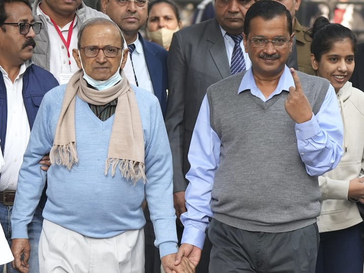 Delhi Chief Minister and AAP Convener Arvind Kejriwal with his father shows his finger marked with indelible ink after casting his vote for the Municipal Corporation of Delhi (MCD) elections, at a polling station in Civil Lines area, in New Delhi. The voting for civic body polls is underway amid tight security across the national capital. (Source: PTI)