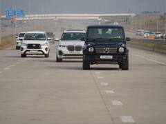 उपमुख्यमंत्री फडणवीसांनी चालवली Mercedes-Benz G350d कार; पाहा फोटो