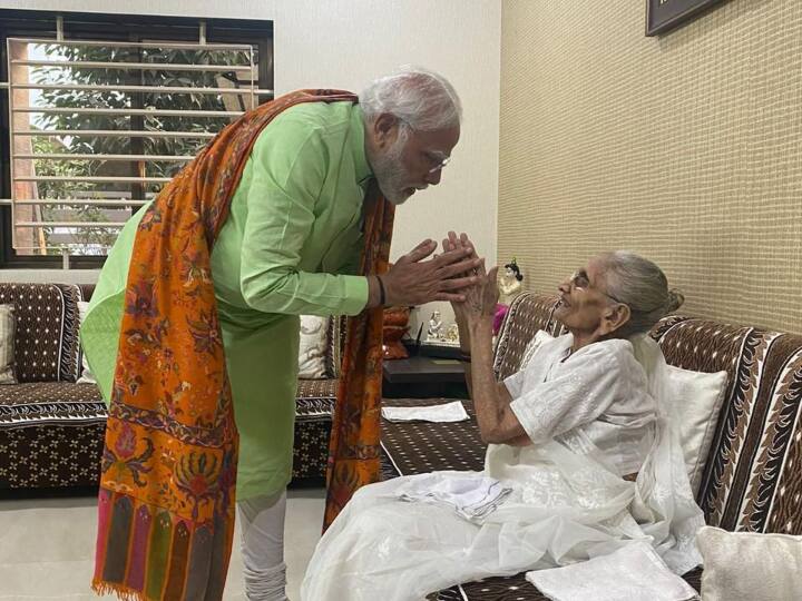 अपनी मां के घर पहुंच कर सबसे पहले मां को प्रणाम किया तो तुरंत उनकी मां हीराबेन ने उनके सर पर हाथ फेरकर उनको आशीर्वाद दिया.