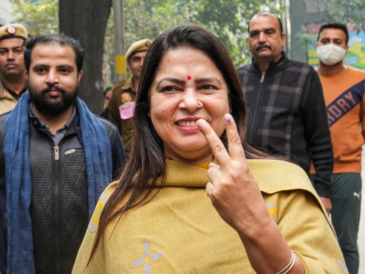 Union Minister Meenakashi Lekhi shows her finger marked with indelible ink after casting her vote. Over 1.45 crore people are eligible to vote in the capital. (Source: PTI)