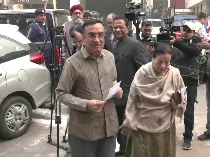 Congress leader Ajay Maken arrives at a polling booth in Rajouri Garden to cast his vote forthe Municipal Corporation of Delhi (MCD) elections. (Source: ANI)