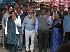 MCD Election 2022: CM केजरीवाल ने पत्नी के साथ तो कपिल मिश्रा ने अकेले किया मतदान, तस्वीरों में देखें बड़े नेताओं ने कैसे डाले वोट?