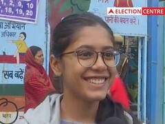 MCD Election 2022: कोई व्हीलचेयर पर वोट डालने पहुंचा तो किसी के हाथ में बंधी थी पट्टी, दिल्लीवालों ने दिखाया मतदान को लेकर जोश