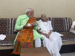गुजरात की वोटिंग से पहले मां के पास पहुंचे पीएम मोदी, साथ बैठकर पी चाय, दिल को छू लेंगी खूबसूरत तस्वीरें