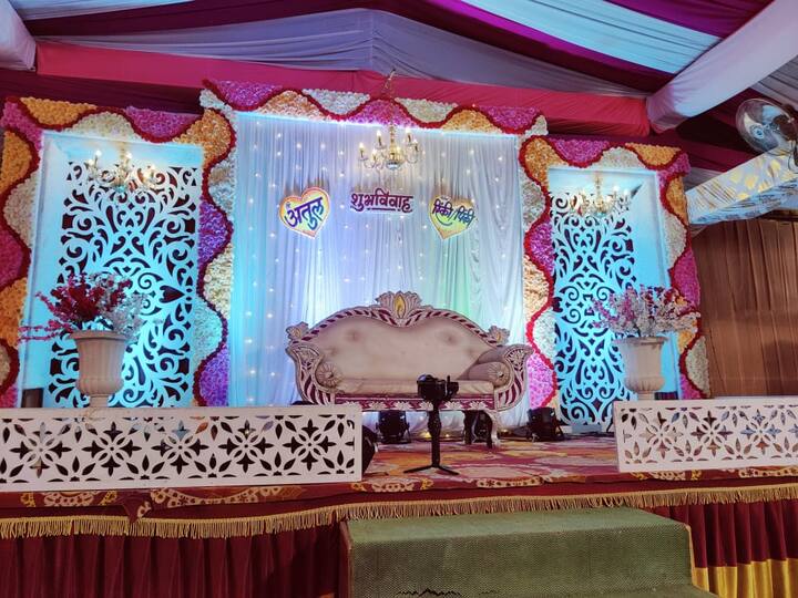 अतुल हा सोलापूर जिल्ह्यातील माळशिरस तालुक्यातील असून त्याचा मुंबई येथे ट्रॅव्हल्सचा व्यवसाय आहे.