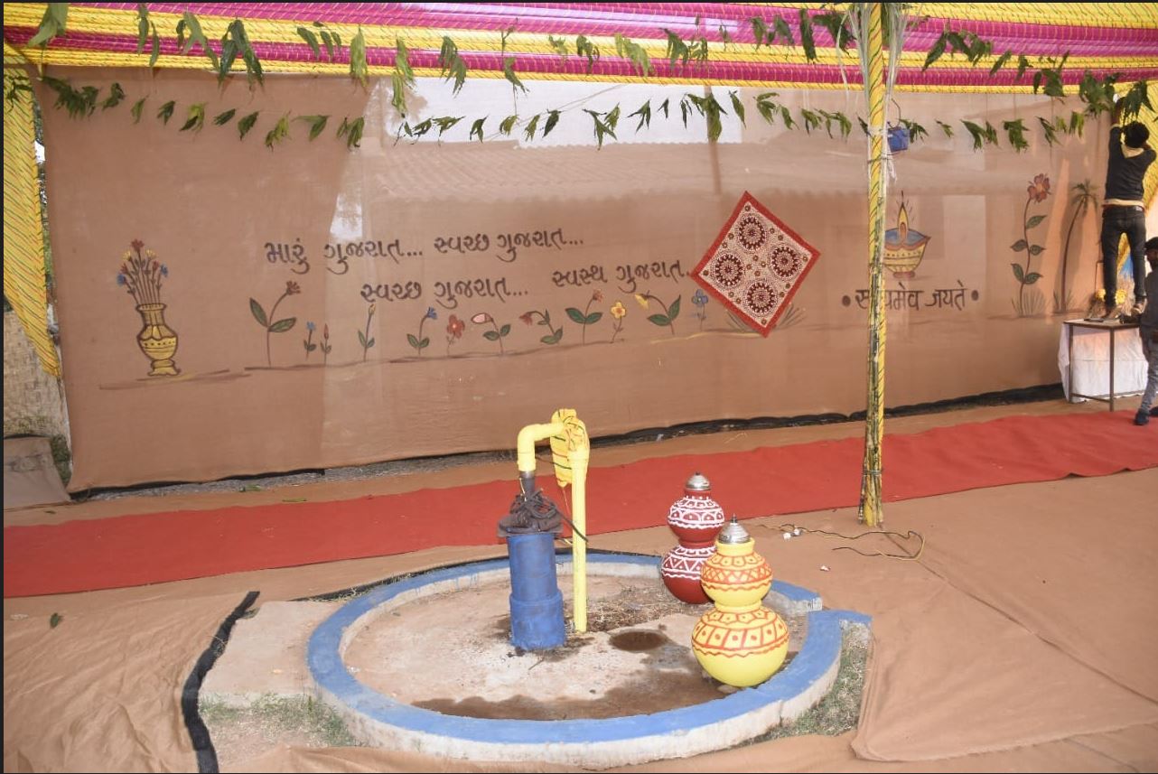 Gujarat Election 2022: મતદાન કરાવવા જળમાર્ગે પહોંચ્યા ચૂંટણી અધિકારીઓ, મતદાન મથકને શણગારવામાં આવ્યું