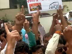 PHOTO: सावेंच्या घरावर धडकले शिवभक्त, राज्यपाल 'हटाव'ची मागणी