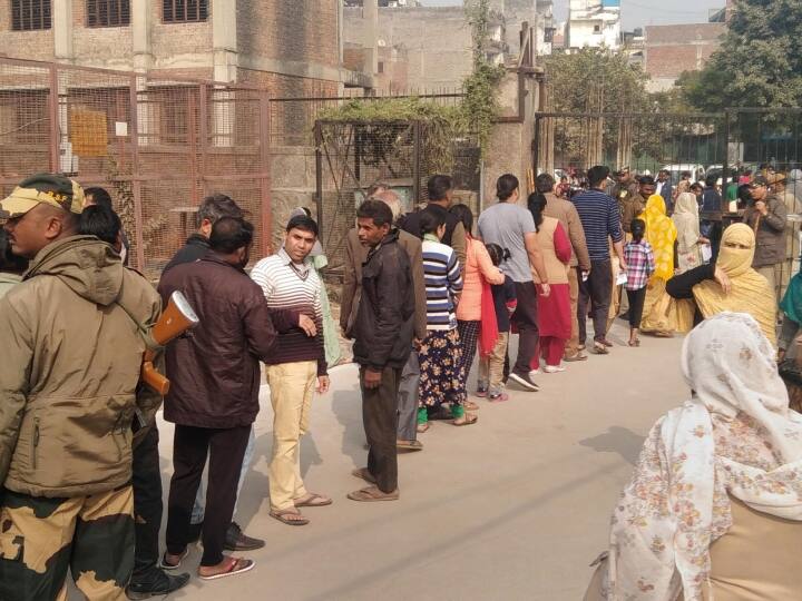 दिल्ली नगर निगम के लिए हुए चुनाव का मतदान खत्म हो गया है. चुनाव खत्म होने के बाद 1349 उम्मीदवारों की किस्मत EVM में बंद हो गई और इनकी किस्मत का फैसला 7 दिसंबर को होगा. शाम 5:30 बजे तक लगभग 50 फीसदी मतदान हुआ.