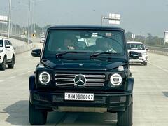 उपमुख्यमंत्री फडणवीसांनी चालवली Mercedes-Benz G350d कार; पाहा फोटो