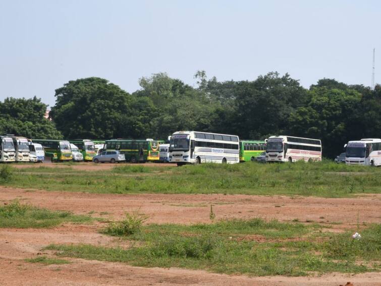 Thanjavur: Private bus company fraud case in Thanjavur 35 buses confiscated TNN தஞ்சையில் தனியார் பேருந்து நிறுவன மோசடி வழக்கு: 35 பேருந்துகள் பறிமுதல்