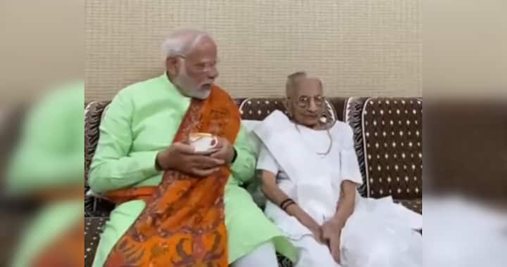 PM Modi Visits Mother Heeraben Ahead Of Second Phase Of Gujarat Elections Video PM Modi Seeks Mother Heeraben's Blessings Ahead Of Second Phase Of Gujarat Elections: Video