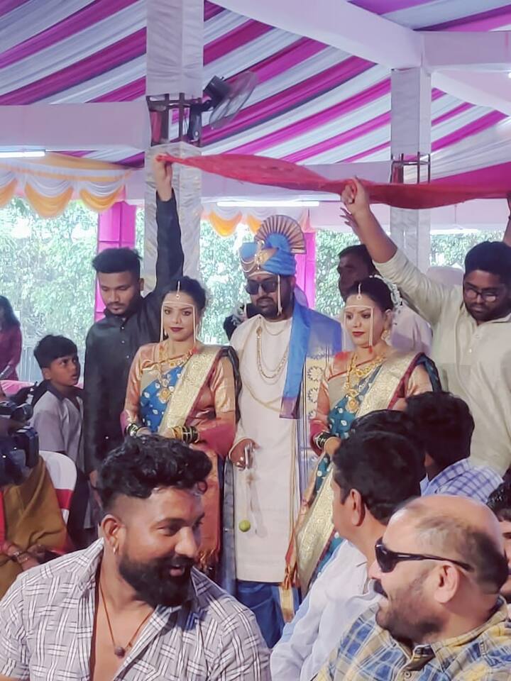 एकाच मुलासोबत, एकाच वेळी सख्ख्या बहिणींच्या या आगळ्या वेगळ्या लग्नाची आता सोशल मीडियावर चर्चा होत आहे.