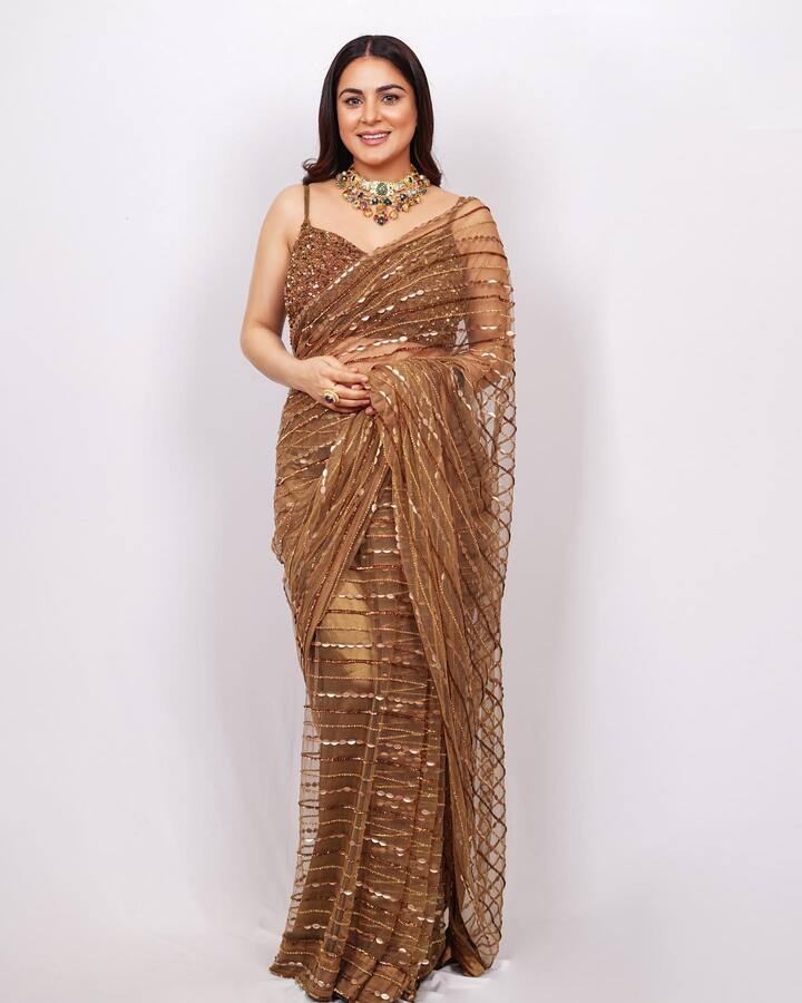 ‘कुंडली भाग्य’ फेम टीवी एक्ट्रेस श्रद्धा आर्या अपनी एक्टिंग के लिए तो मशहूर हैं ही, साथ ही उनका फैशन सेंस भी गजब का है.