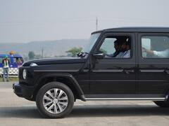 उपमुख्यमंत्री फडणवीसांनी चालवली Mercedes-Benz G350d कार; पाहा फोटो