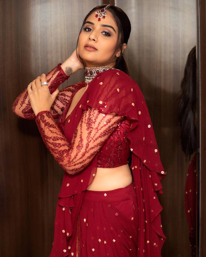 తాజాగా పోస్టు చేసిన ట్రెడిషనల్ లుక్ ఫోటోలు నెట్టింట వైరల్ గా మారాయి. Photo Credit: Sreemukhi/ instagram