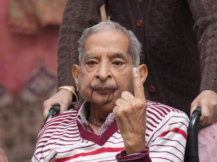 इस बूढ़े आदमी को देखें कैसें, व्हीलचेयर पर होते हुए भी घर से बाहर निकले और दूसरे लोगों को भी प्रेरणा देने का काम किया. मतदान में अपनी मौजूदगी पेश करने वोट देने आए.