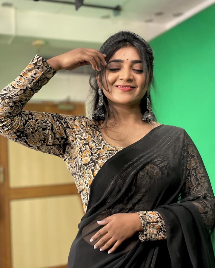 బ్లాక్ డ్రెస్ లో  స్టన్నింగ్ లుక్స్ తో అదుర్స్ అనిపిస్తోంది. Photo Credit: Dolly_Ausetty/Instagram