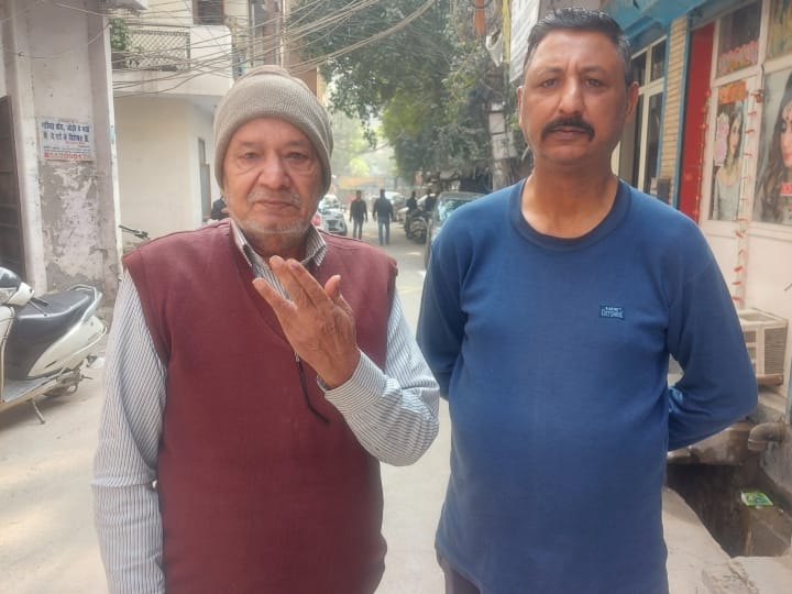 Delhi MCD Election 2022 Voting continues Youth elders and women reaching to vote ANN MCD Election 2022: बुजुर्ग मतदाताओं का जोश हाई, इसबार क्या देखकर डाल रहे हैं वोट?