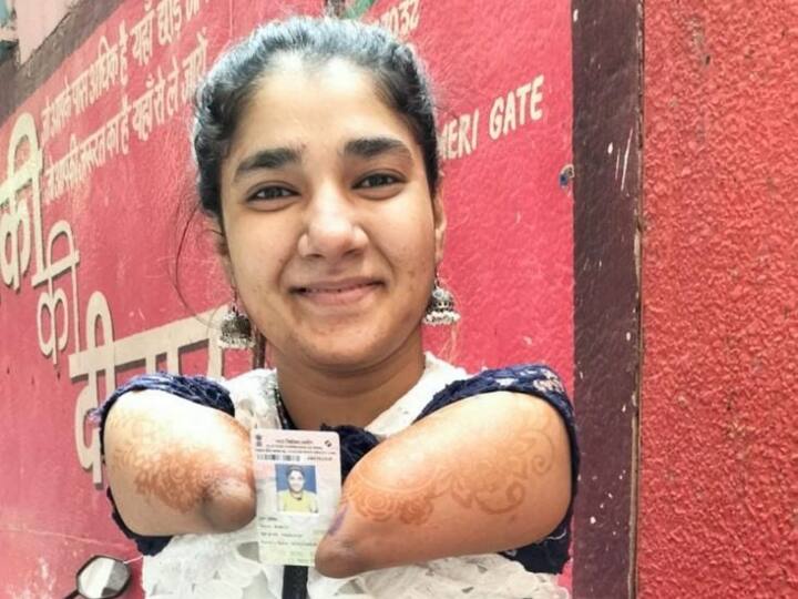 इस बार दिल्ली एमसीडी चुनाव में लोगों में गजब उत्साह देखने को मिला. हर उम्र के लोग वोट देने आए, तो वहीं बिना हाथ-पैर वाली एक दिव्यांग लड़की चेहरे पर प्यारी सी मुस्कान लिए वोट देने आई.