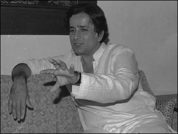 Death Anniversary of Legendary Actor Shashi Kapoor when Actor sell Sports Car and Wife Jewelry Shashi Kapoor Death Anniversary: जब शशि कपूर के घर में हो पैसों की तंगी, एक्टर को बेचनी पड़ गई थी फेवरेट स्पोर्ट्स कार